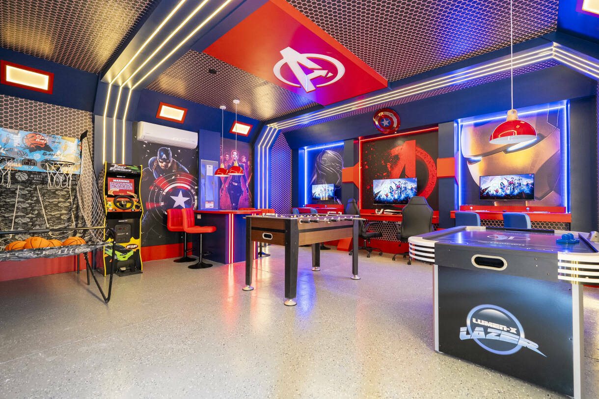 Sala de jogos temática com fliperama, mesa de hóquei de ar e telas, em casa no Solara Resort