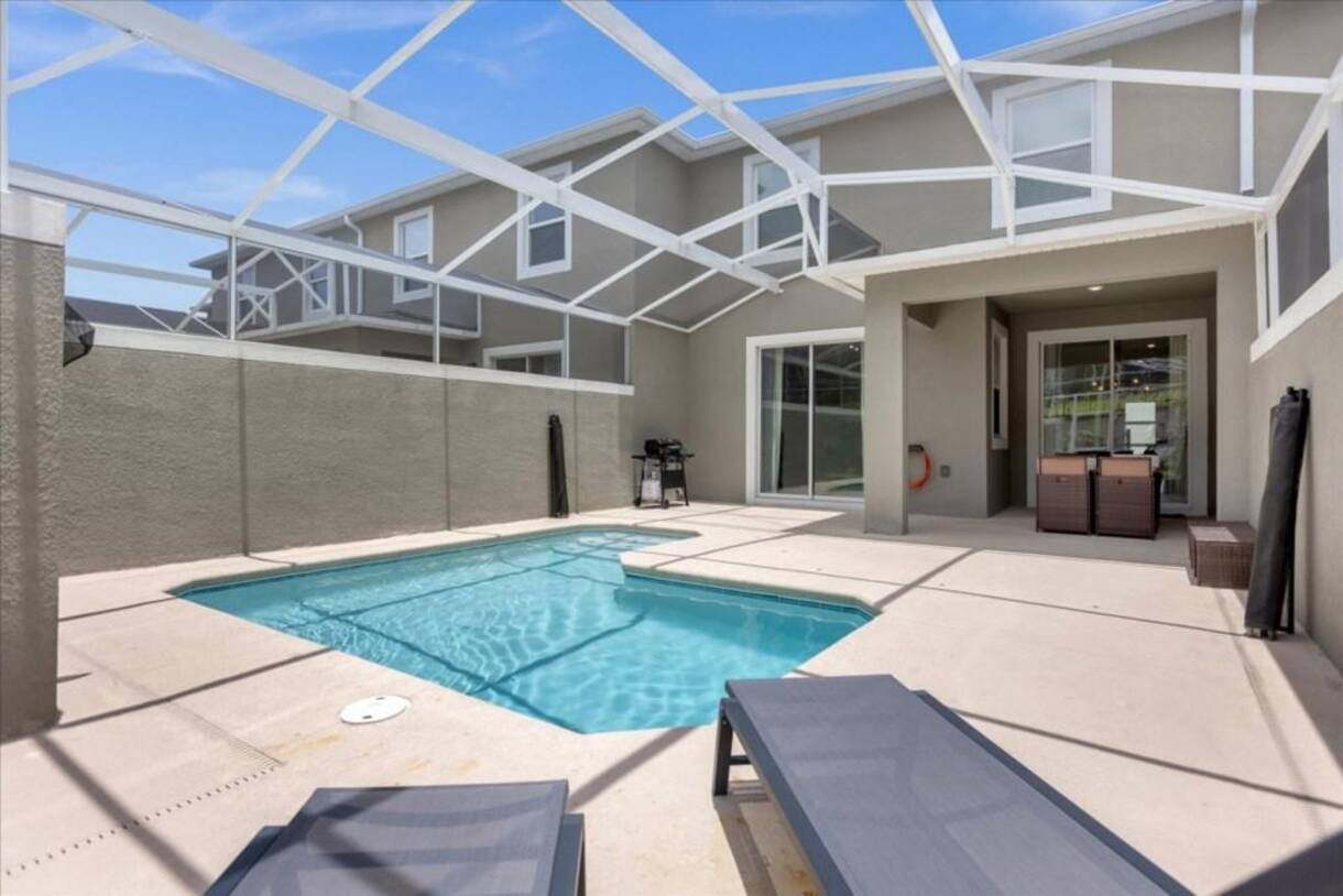 Casa de dois andares com piscina privativa coberta por tela, em comunidade de resort em Champions Gate