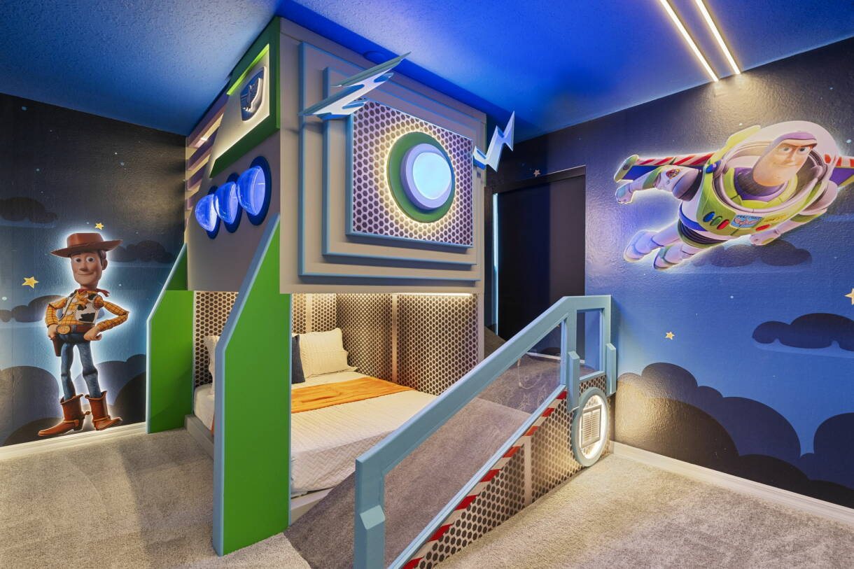 Quarto temático do Toy Story com pintura de parede e beliches, em casa no Windsor